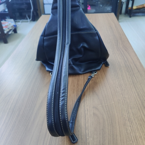 Nine West Black Faux Leather Convertible Backpack to over the shoulder Bag - Picture 3 of 6